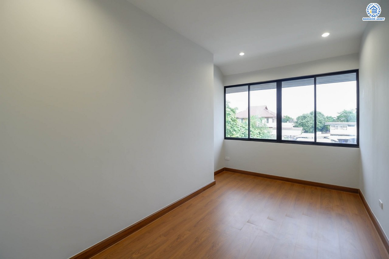 บ้านมือสองตกแต่งใหม่ โครงการ ซอยบรมราชชนนี60 เนื้อที่ 69.3 ตร.ว. พื้นที่ใช้สอย 236 ตร.ม. ฟังก์ชัน 3 ห้องนอน 3 ห้องน้ำ จอดรถได้ 2 คัน บนทำเลเดินทางสะดวก เชื่อมต่อหลายเส้นทาง  ใกล้เซ็นทรัลปิ่นเกล้า และทางคู่ขนานลอยฟ้าบรมราชชนนี